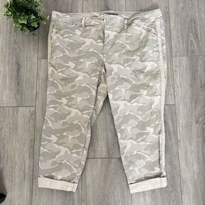 Cuffed Camo Print Women's Capri Pants - Earth Tones